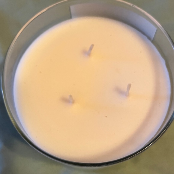 Bath & Body Works Aromatherapy Candle - White NWT - Picture 4 of 4
